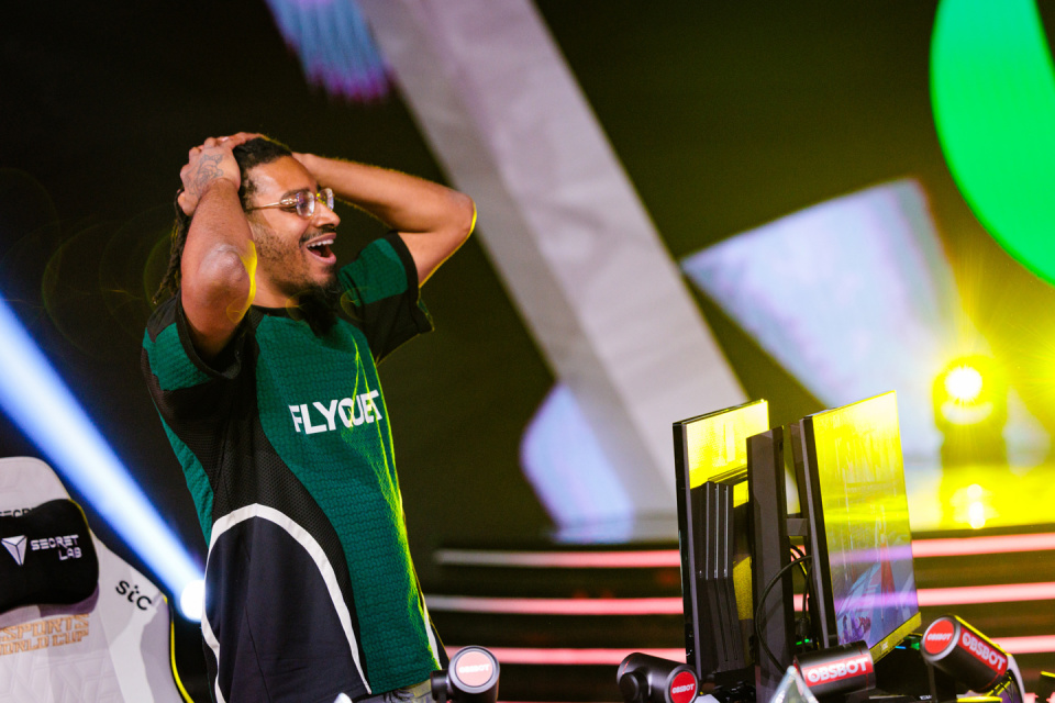 EWC《街霸6》再現(xiàn)提前開香檳，中國選手小孩涉險戰(zhàn)勝Punk